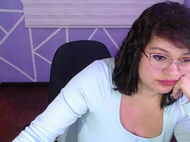 MiaaJoness webcam