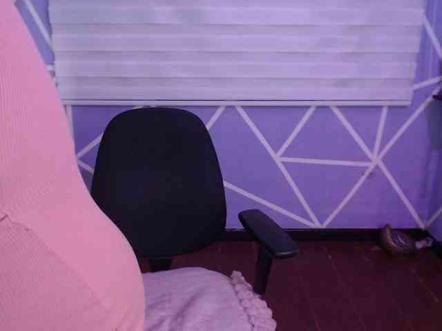 MiaaJoness webcam
