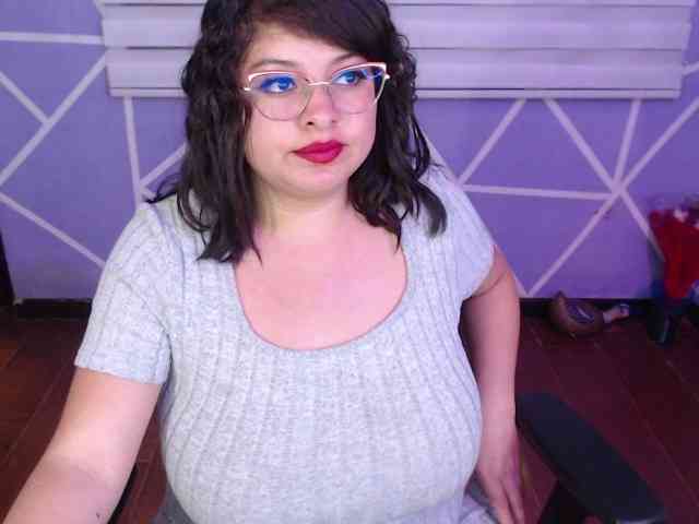MiaaJoness webcam