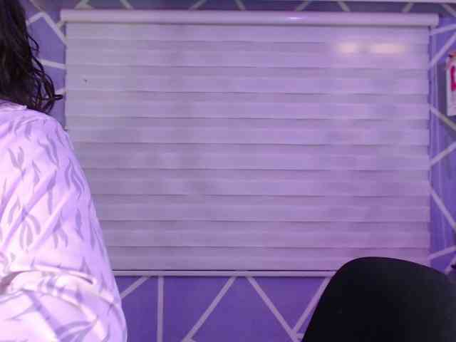 MiaaJoness webcam