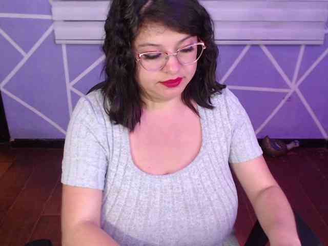 MiaaJoness webcam
