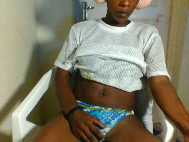 Petiteebony1 Live Webcam on BongaCams