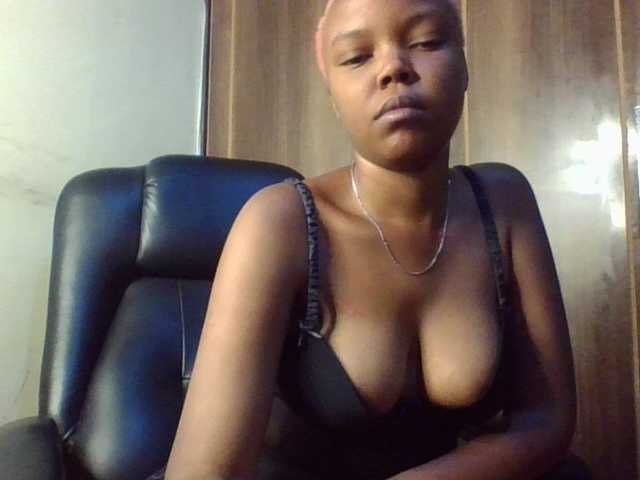 Empressvee25's BongaCams show and profile