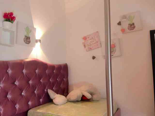 MiaWhiteBunny webcam