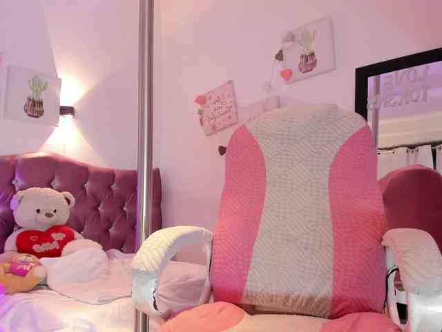 MiaWhiteBunny webcam