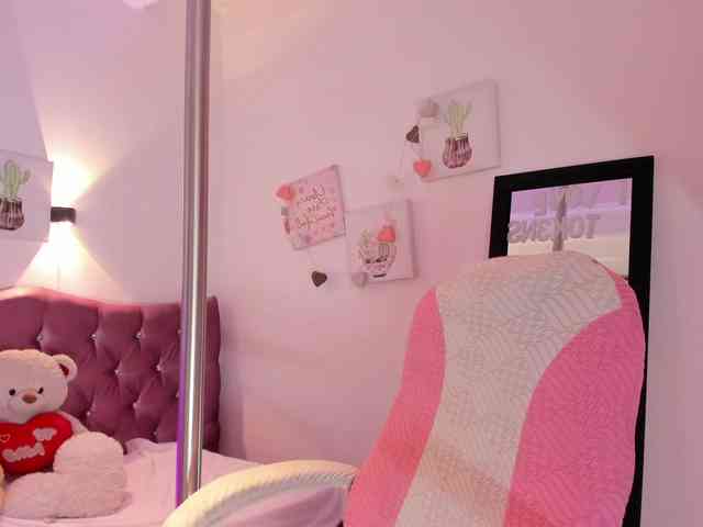 MiaWhiteBunny webcam