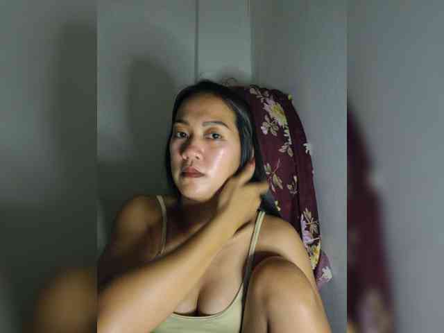 SweetKiana11 webcam