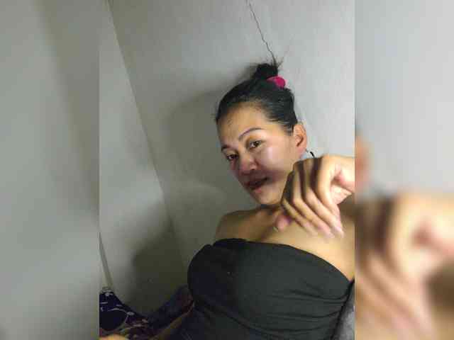 SweetKiana11 webcam