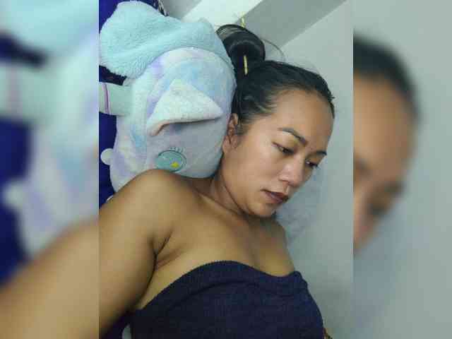 SmallThinWoman webcam