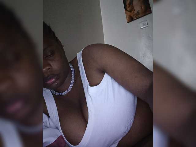 Africanwoman2 live cam on BongaCams