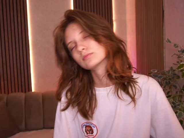 CuteeFoxy live webcam show