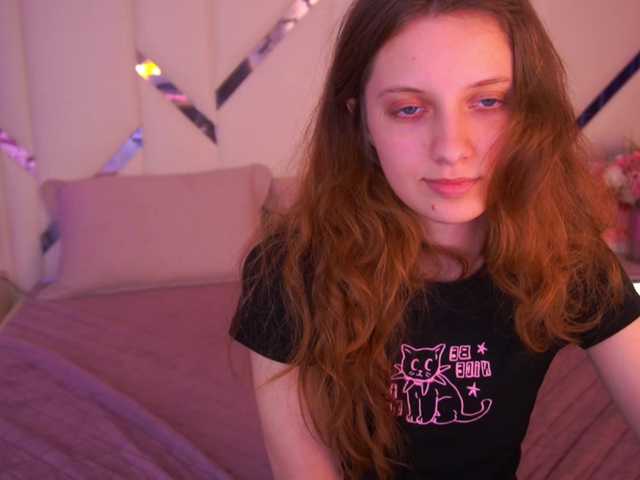le modèle CuteeFoxy est en webcam porno dans un show sur le site bongacams, il possède les tags suivants: White/Caucasian,Redhead,Shaved