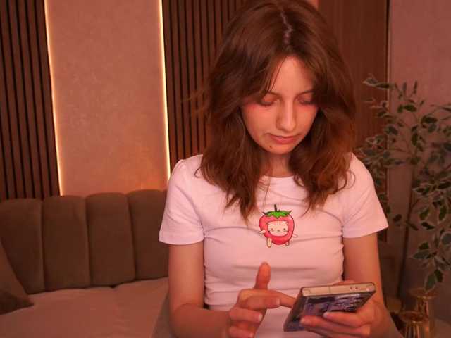CuteeFoxy live webcam show