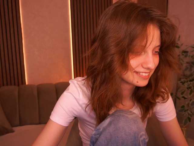 CuteeFoxy live webcam show