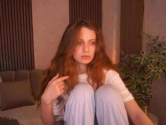 CuteeFoxy live webcam show
