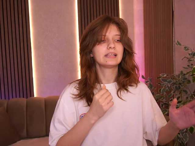 CuteeFoxy live webcam show