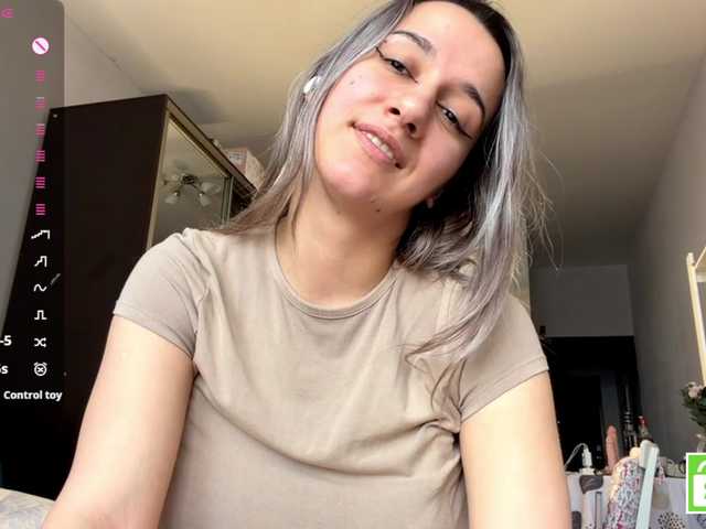 AuroraAC — live female cam