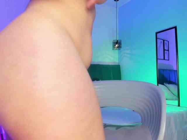 ninna-curly webcam