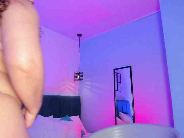 ninna-curly webcam