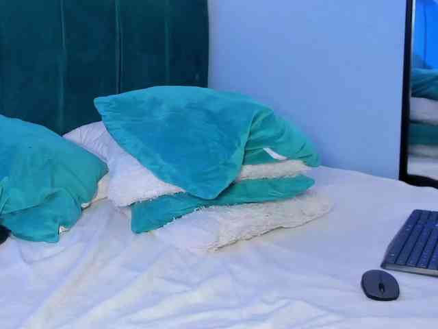 ninna-curly webcam