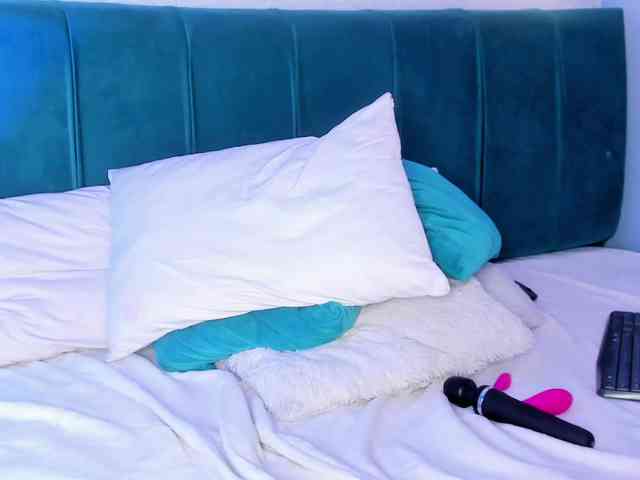 ninna-curly webcam
