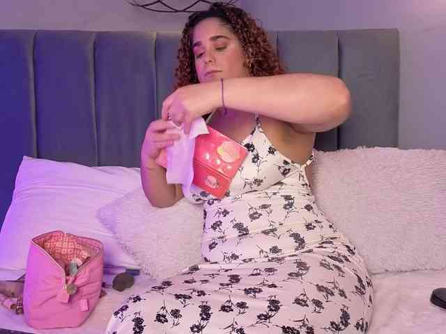ninna-curly webcam