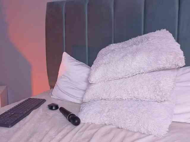 ninna-curly webcam