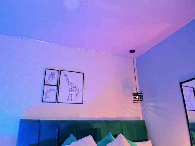 ninna-curly webcam
