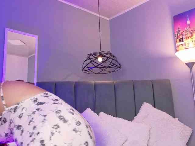ninna-curly webcam