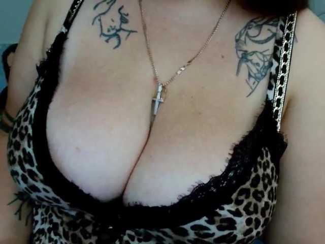 Leilabeayte24 live cam on BongaCams