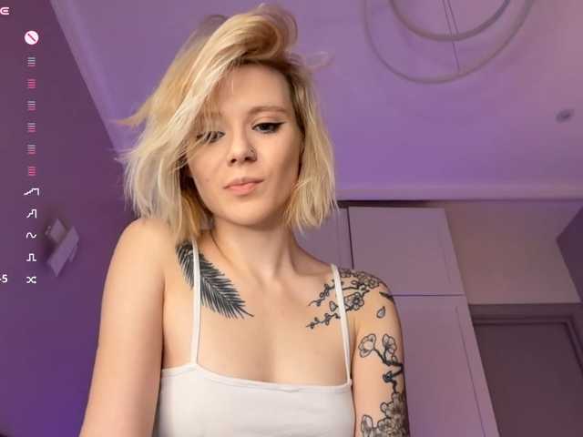 Alicee-teasee live cam on BongaCams