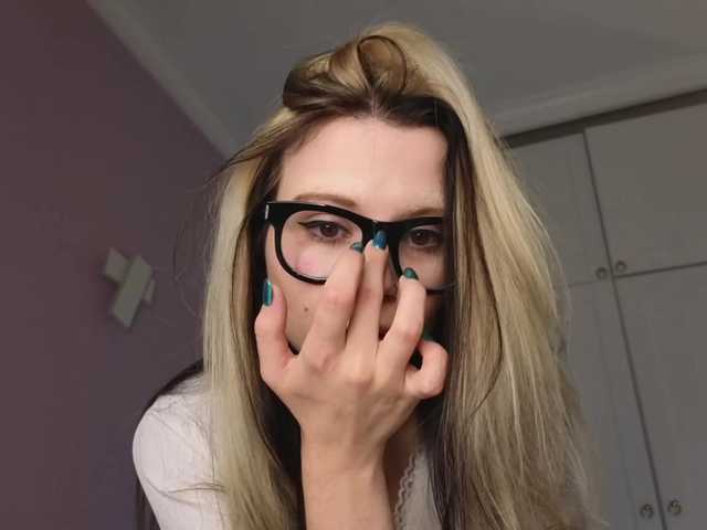 Alicee-teasee live cam on BongaCams