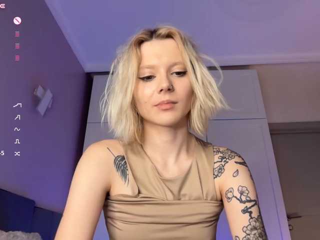 Alicee-teasee live cam on BongaCams
