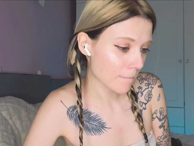 Alicee-teasee live cam on BongaCams