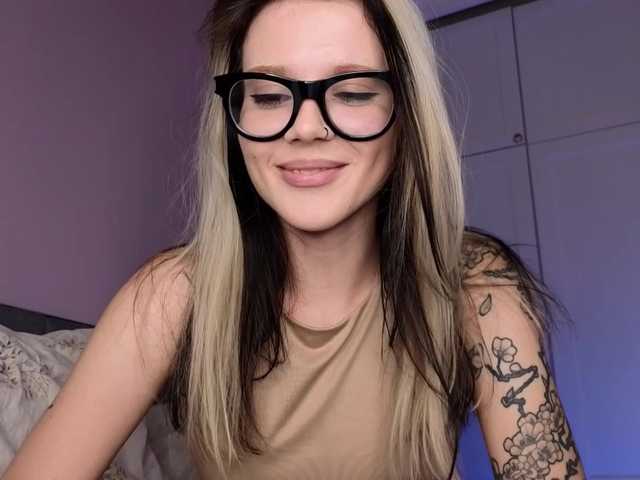 Alicee-teasee live cam on BongaCams