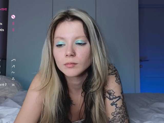 Alicee-teasee live cam on BongaCams