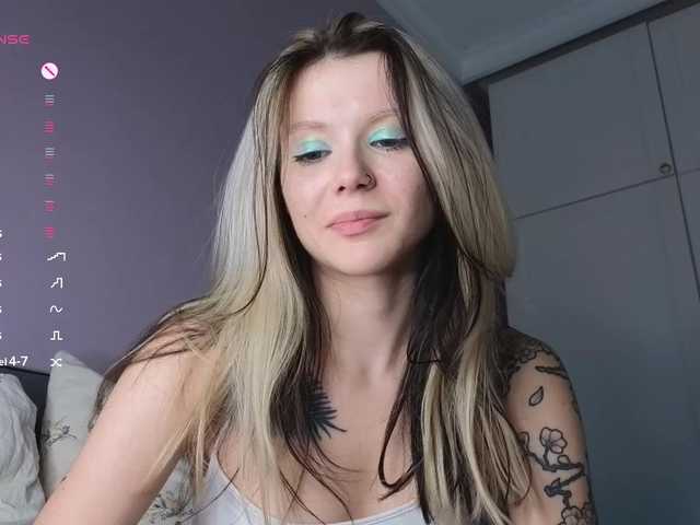 Alicee-teasee live cam on BongaCams