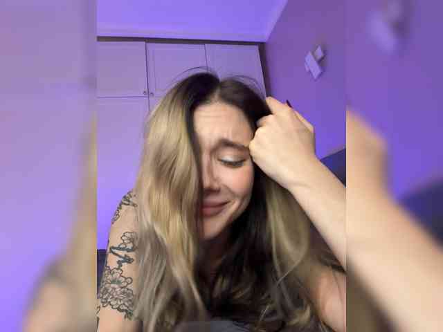 Alicee-teasee webcam