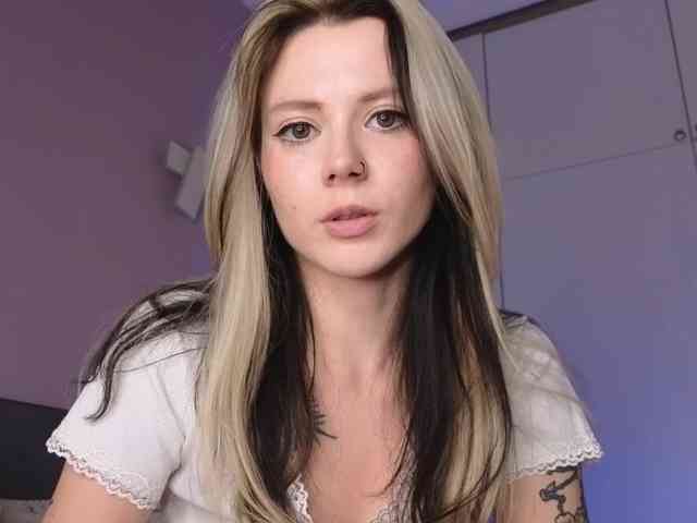 Alicee-teasee webcam