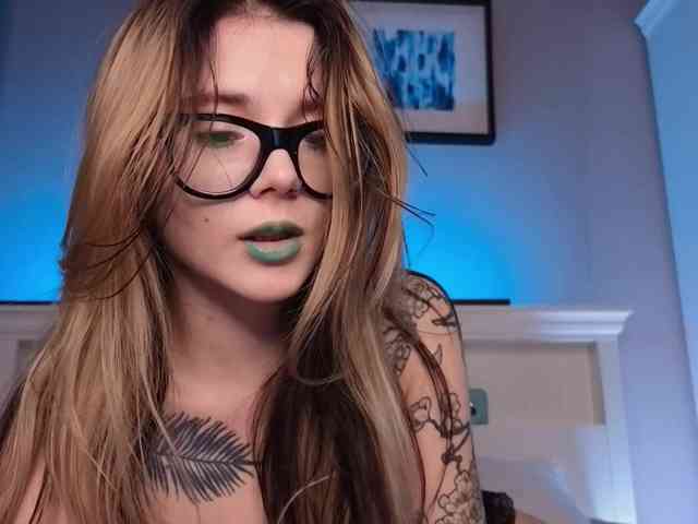 Alicee-teasee webcam