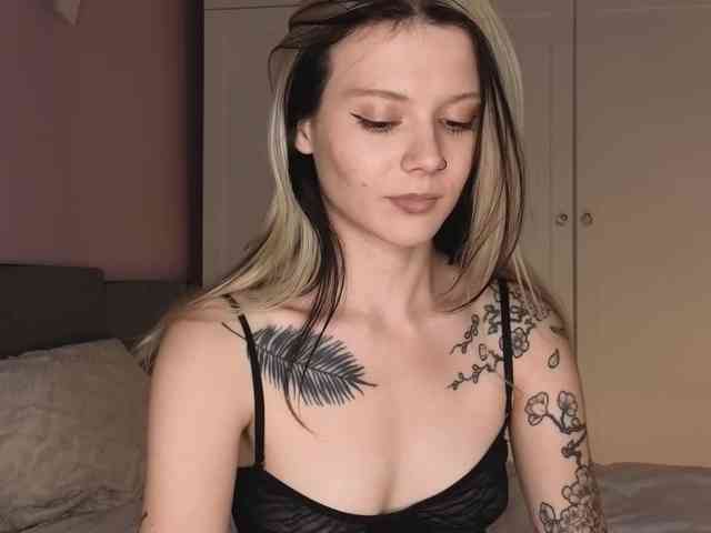 Alicee-teasee webcam