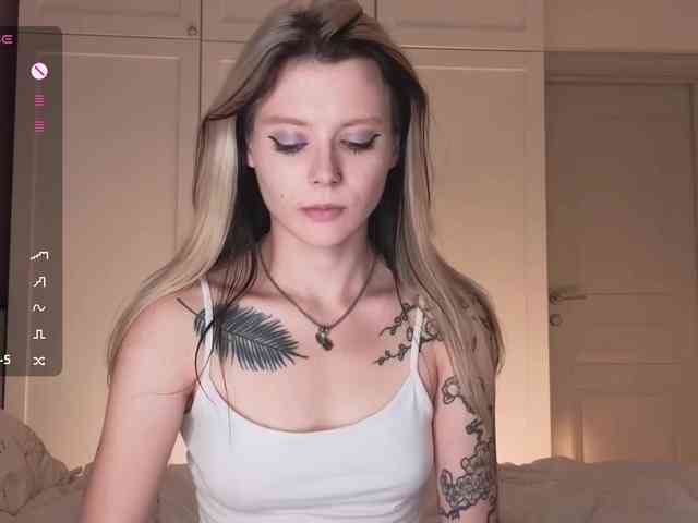 Alicee-teasee webcam