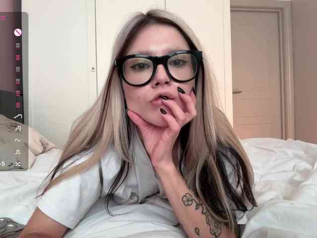 Alicee-teasee webcam