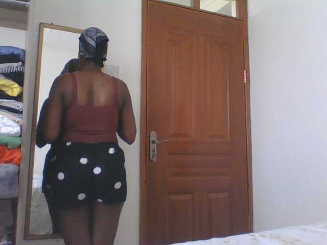Lucia-1 live cam on BongaCams