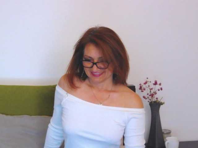 LouiseBelle, live now on BongaCams