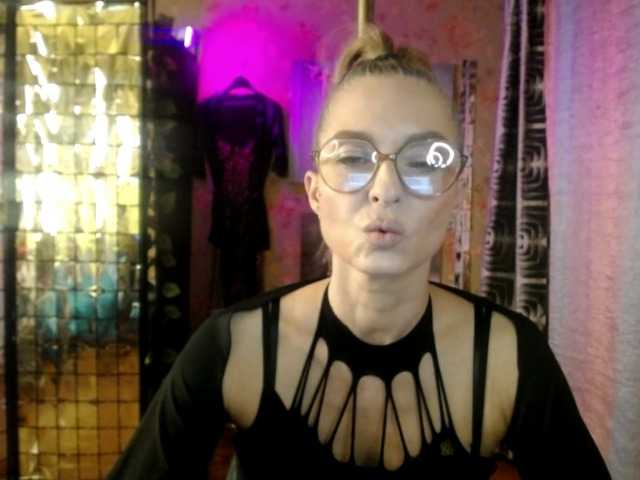 Soniadance, live now on BongaCams