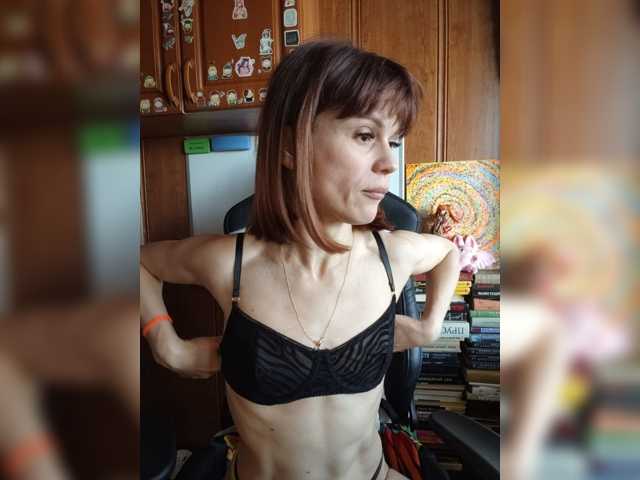 le modèle Vikeyna est en webcam porno dans un show sur le site bongacams, il possède les tags suivants: White/Caucasian,Brunette,Shaved
