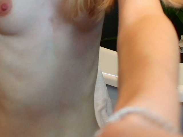 RoxanneJoy live cam on BongaCams