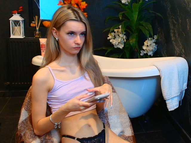 RoxanneJoy live cam on BongaCams