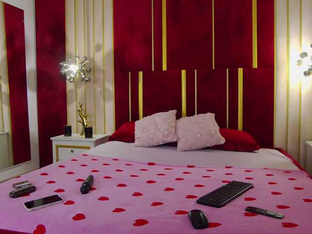 RoxanneJoy live cam on BongaCams